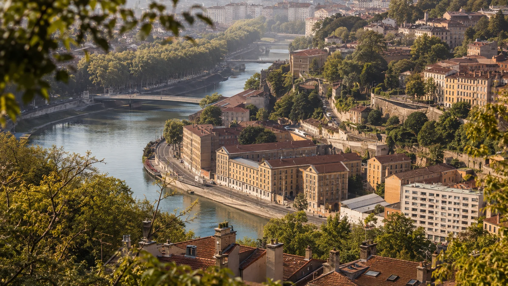 Courbe de la Saône, quais et toits de Lyon vus depuis les hauteurs