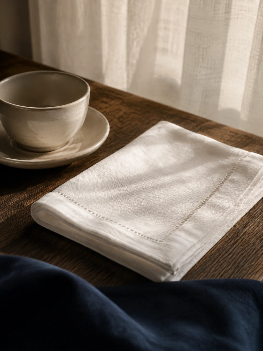 Linge plié et tasse près d’une fenêtre
